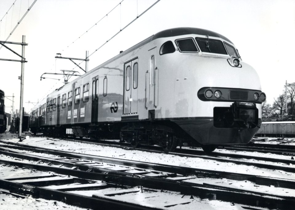 HUA-170694-Afbeelding van het electrische treinstel nr. 431 (mat. 1964, plan V) van de N.S. tijdens de presentatie van de nieuwe huisstijl van N.S. op het terrein van Werkspoor te Utrecht
