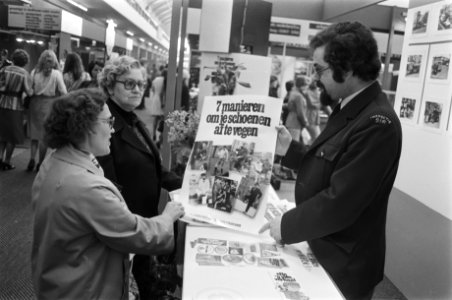Internationale Huishoudbeurs in RAI, Amsterdam ambtenaar stadsreiniging met pos, Bestanddeelnr 928-5364