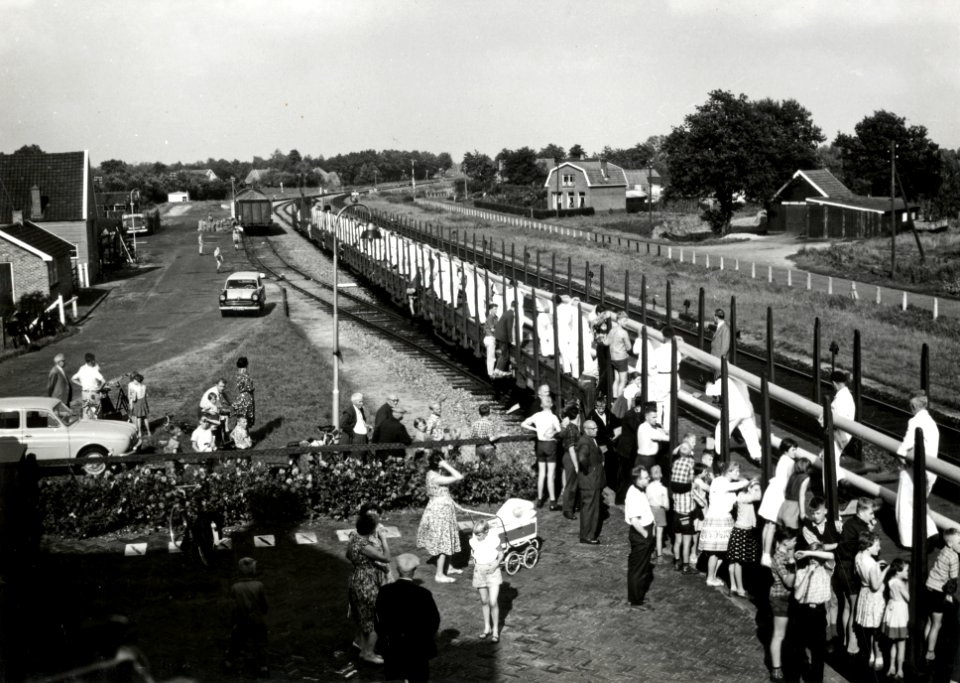 HUA-171251-Afbeelding van het beladen van goederenwagens (rongenwagens) met drie 110 meter lange, plastic buizen van de firma Wavin te Hardenberg voor transport naar Rotterdam