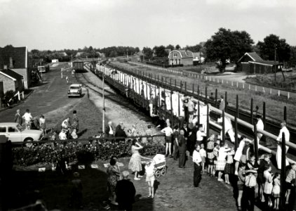 HUA-171251-Afbeelding van het beladen van goederenwagens (rongenwagens) met drie 110 meter lange, plastic buizen van de firma Wavin te Hardenberg voor transport naar Rotterdam