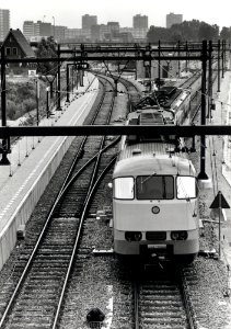 HUA-170637-Afbeelding van een electrisch treinstel Plan Y ("Sprinter") van de N.S. op de Zoetermeer Stadslijn te Zoetermeer, ter hoogte van de splitsing van de zuidelijke en de noordelijke lus bij de halte Zoete