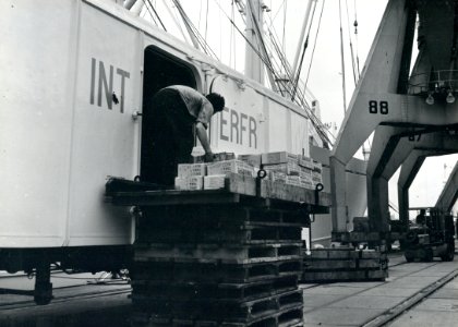 HUA-170933-Afbeelding van het lossen van een koelwagen van Interfrigo in de haven van Rotterdam (Rotterdam RMO)
