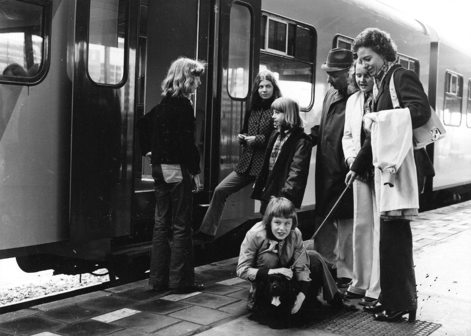 HUA-171354-Afbeelding van instappende treinreizigers (modellen) op een perron van het N.S.-station Utrecht C.S. te Utrecht