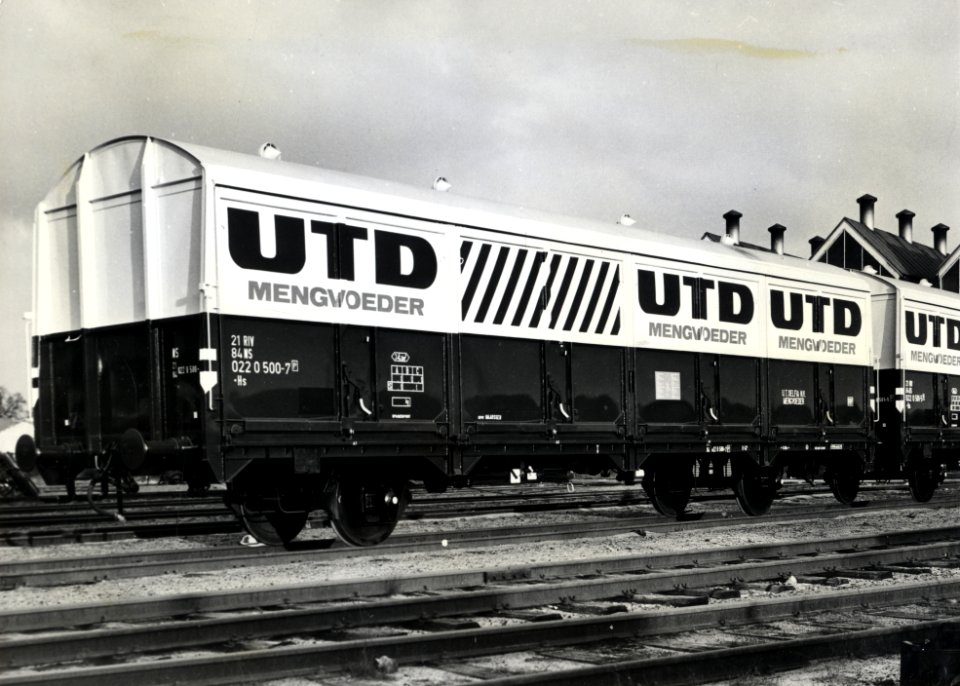 HUA-169850-Afbeelding van de gesloten goederenwagen schuifwandwagen nr 21 84 022 0 500 7 van UTD Mengvoeder op het terrein van de hoofdwerkplaats van de NS te Am