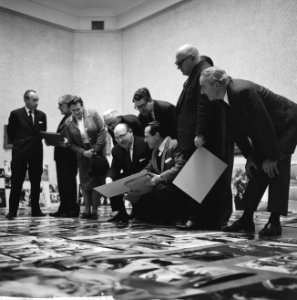 Internationale jury begonnen met beoordeling fotos World Press Photo 1963 in Haa, Bestanddeelnr 915-8292