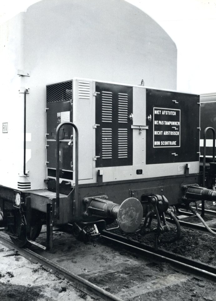 HUA-170926-Afbeelding van het bordes met de generator van koelwagen nr. NS 55001 van N.S. - Interfrigo op het terrein van Werkspoor te Utrecht