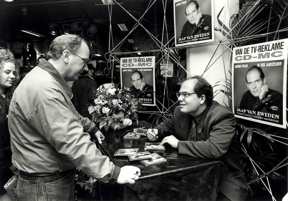 Jaap van Zweden van het concertgebouworkest Amsterdam, zet zijn handtekening op zijn nieuwe C.D. uitgave. Aangekocht in 1991 van United Photos de Boer bv. - Negatiefnummer 33212 k 23. - Gepubliceerd i