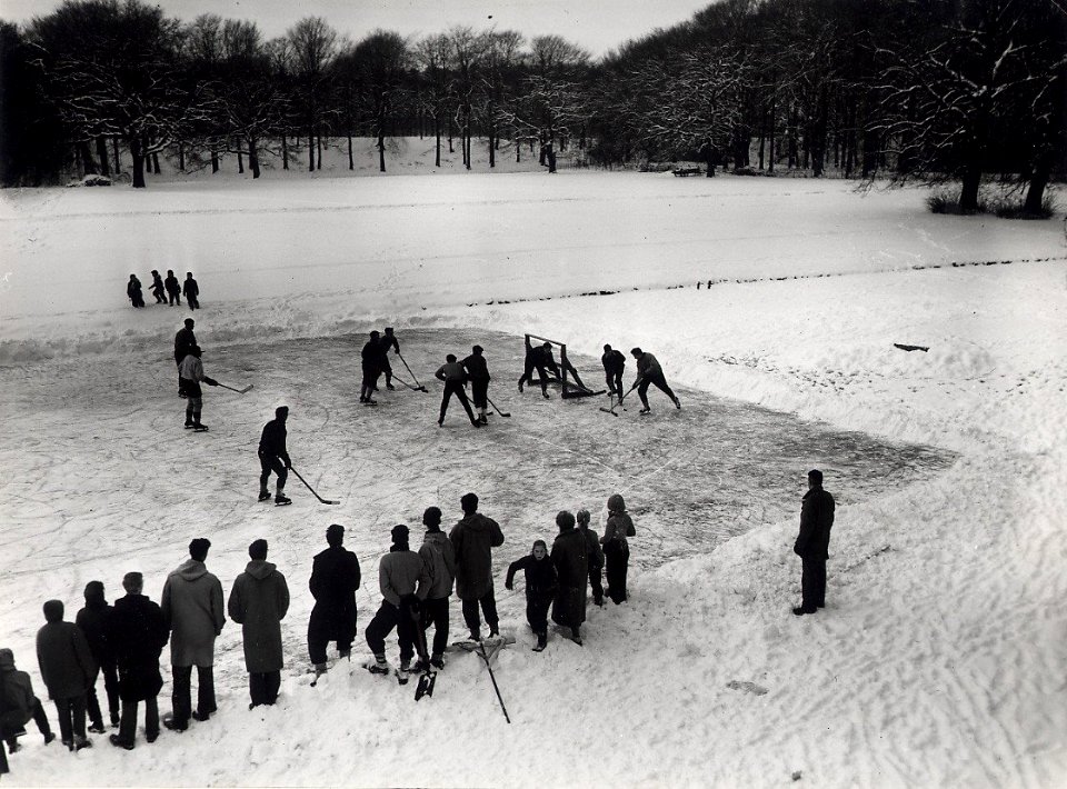 IJshockeywedstrijd tussen schoolteams van het Jac. P. Thijsse lyceum en een combinatie van Haarlemse en Amsterdamse scholen op de vijver van het Landgoed Elswout., NL-HlmNHA 54010693