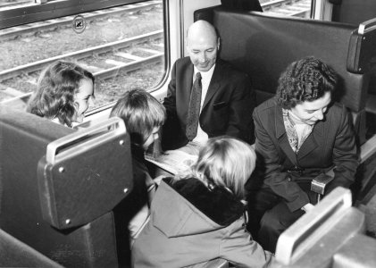 HUA-171348-Afbeelding van treinreizigers (modellen) in een trein (te Utrecht)