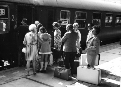 HUA-171328-Afbeelding van instappende treinreizigers in de Hotelplan Expres op het vierde perron van het N.S.-station Utrecht C.S. te Utrecht