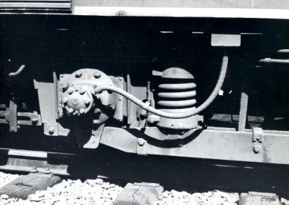 HUA-170888-Afbeelding van de kabel voor de ATB (Automatische Treinbeïnvloeding) onder een trein van N.S