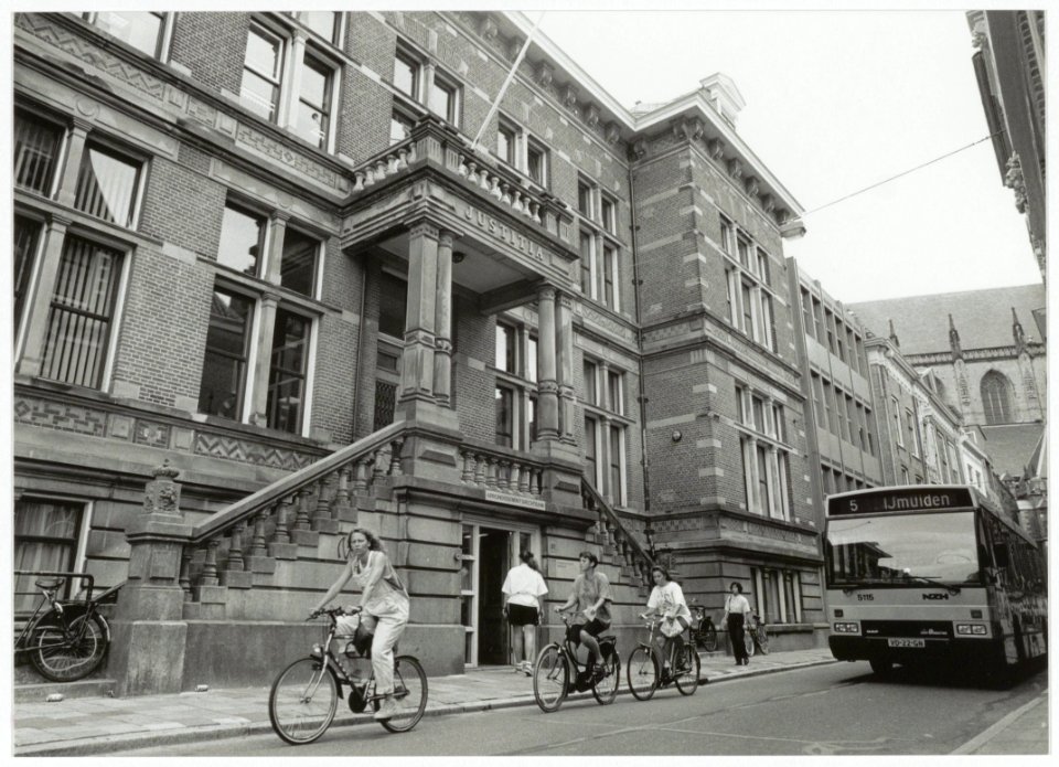 Jansstraat met zicht op de ingang van de rechtbank. NL-HlmNHA 54035308