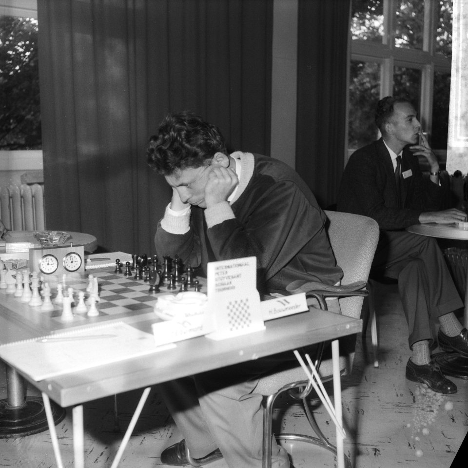 Internationaal Schaaktoernooi in Zevenaar. Bouwmeester in concentratie, Bestanddeelnr 913-1228