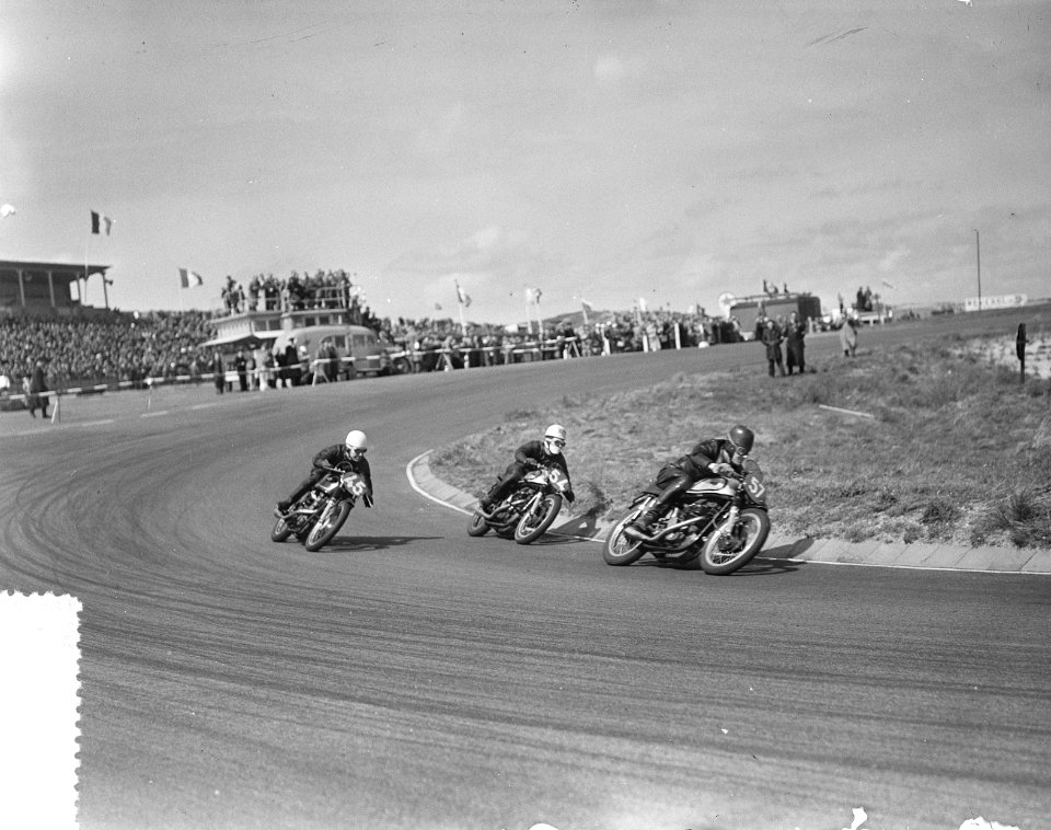 Internationaal motor- en zijspanraces Zandvoort, winnaar 350cc E. Honseley no. 4, Bestanddeelnr 907-1534
