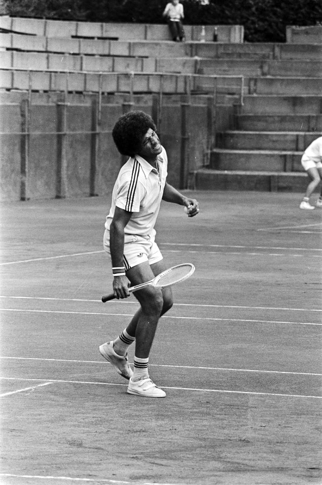 Internationaal tenniskampioenschap van Scheveningen op ME Humphrey Horse raakt g, Bestanddeelnr 929-2593