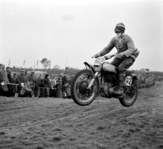 Internationale Motor- en terreinwedstrijden te Boekel Winnaar L Archer (Engela, Bestanddeelnr 907-6722