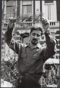 Internationale bevrijdingsmarkt 1956 op het Amstelveld. Deze Belgische Canadees , Bestanddeelnr 047-0689
