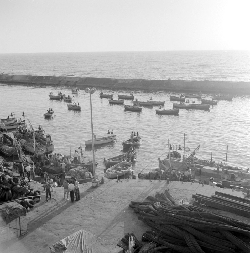 Jaffa. Vissersbootjes verlaten de kleine haven. Op de kade liggen bundels kabels, Bestanddeelnr 255-2971