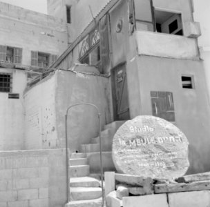 Jaffa. Gebouw met een metalen poortje en trappen met daarvoor een grote steen me, Bestanddeelnr 255-2956