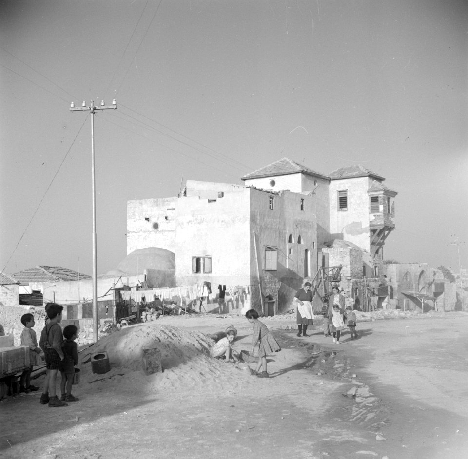 Jaffa. Kinderen spelende bij een zandhoop aan de kant van de weg. Langs de weg e, Bestanddeelnr 255-0079