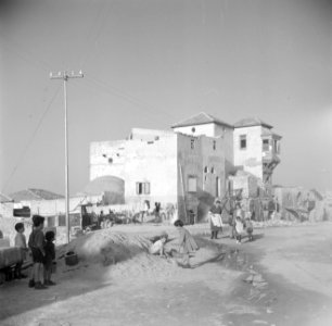 Jaffa. Kinderen spelende bij een zandhoop aan de kant van de weg. Langs de weg e, Bestanddeelnr 255-0079 photo