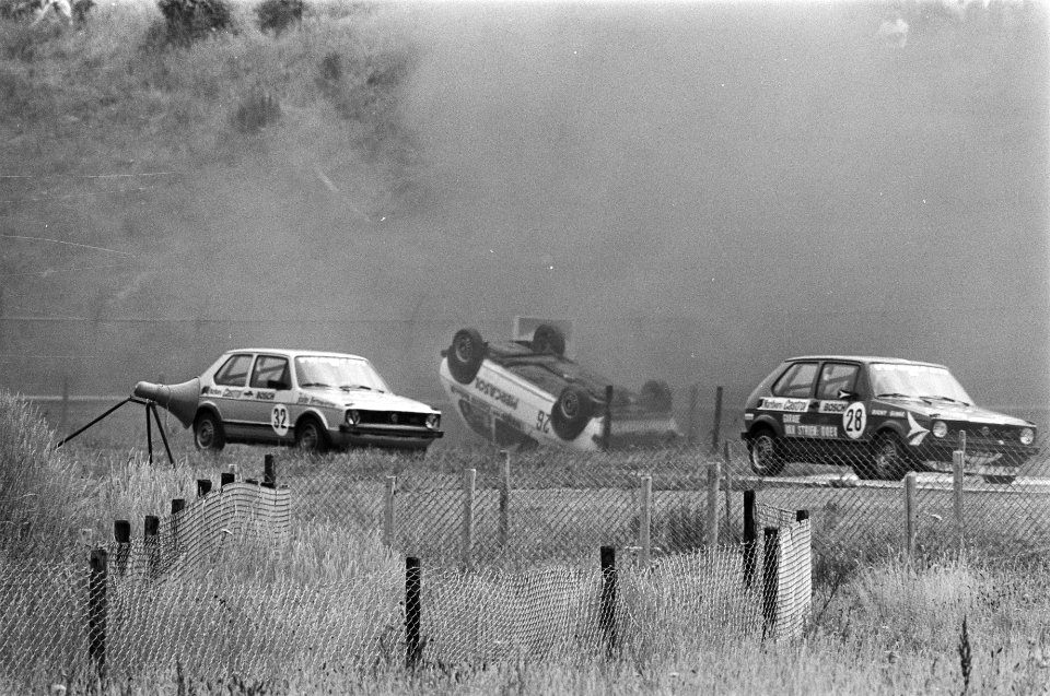 Internationale autoraces Zandvoort VW Golf GTI, Van Putten (26) over de kop, ge, Bestanddeelnr 929-2712