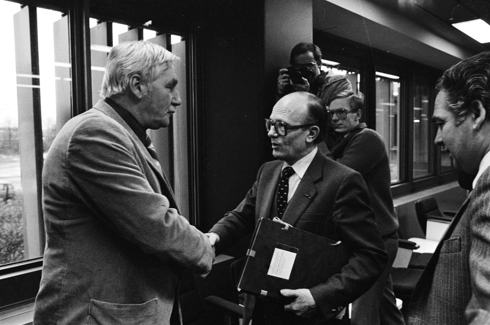 Jaap van der Scheur (l) begroet minister Rietkerk (Binnenlandse Zaken), Bestanddeelnr 932-4528