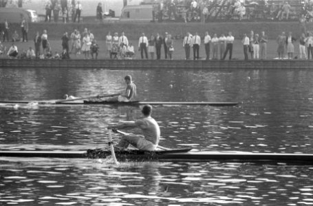 Jan Wienese en Harry Droog in hun skiff, Bestanddeelnr 920-4416