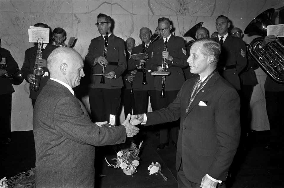 Jan Stender kreeg Brediusmedaille. Rechts dhr. F. H. Drost die Jan Stender de me, Bestanddeelnr 920-7062