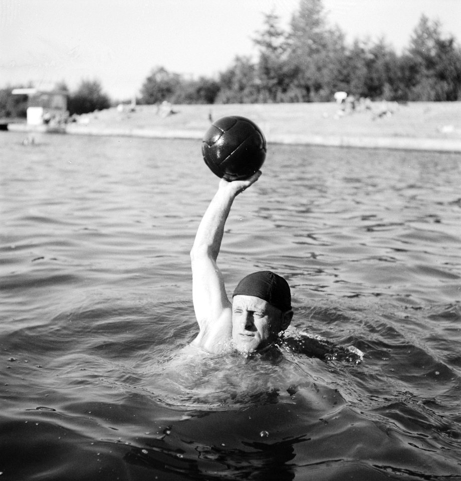 Jan Stender zelf als waterpolospeler, Bestanddeelnr 934-5232