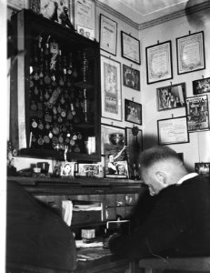 Jan Stender in zijn werkkamer, Bestanddeelnr 902-8721