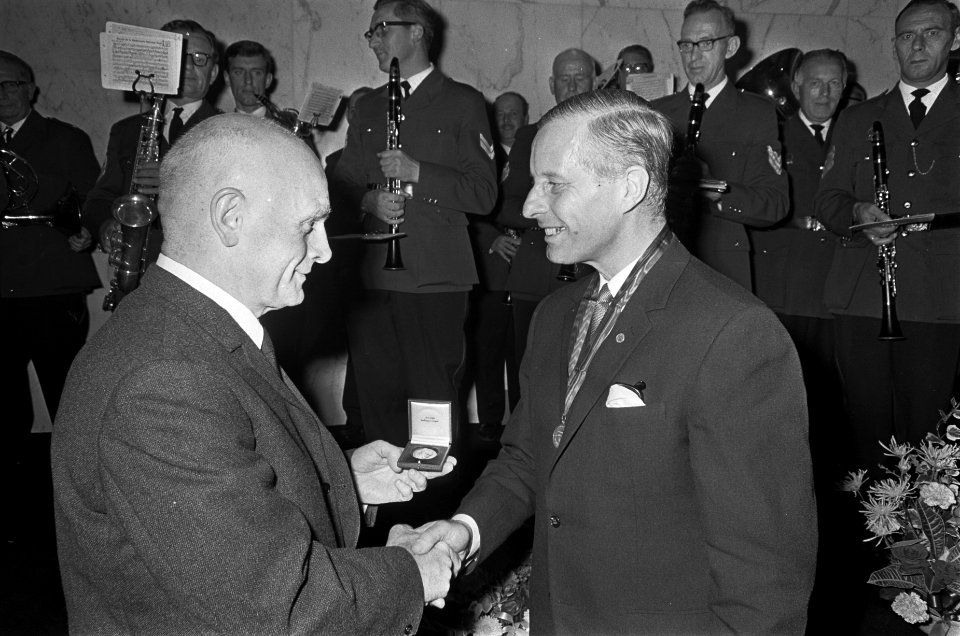 Jan Stender kreeg Brediusmedaille. Rechts dhr. F. H. Drost die Jan Stender de me, Bestanddeelnr 920-7061