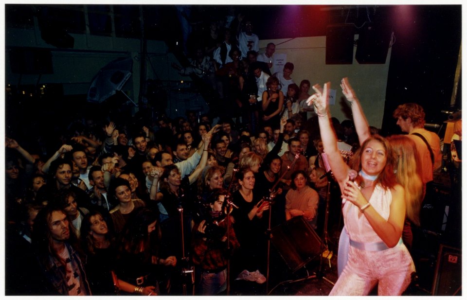 Haarlem zet in Café Studio 751-ste jaar feestelijk in. Anneke en Neeltje brengen in de juiste kleding van Agnetha en Frida ABBA's Dancing Queen en daarmee de hele zaal in beweging. NL-HlmNHA 54036113