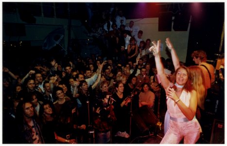 Haarlem zet in Café Studio 751-ste jaar feestelijk in. Anneke en Neeltje brengen in de juiste kleding van Agnetha en Frida ABBA's Dancing Queen en daarmee de hele zaal in beweging. NL-HlmNHA 54036113