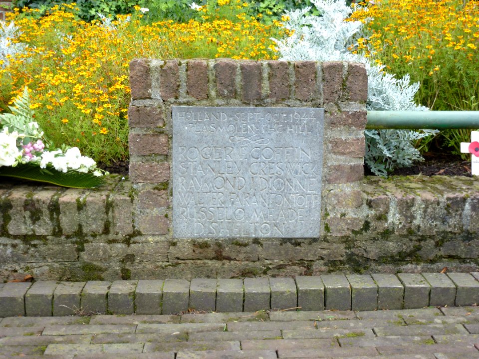 Groesbeek (NL) Breedeweg, oorlogsmonument bij kerk (04)