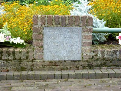 Groesbeek (NL) Breedeweg, oorlogsmonument bij kerk (04)