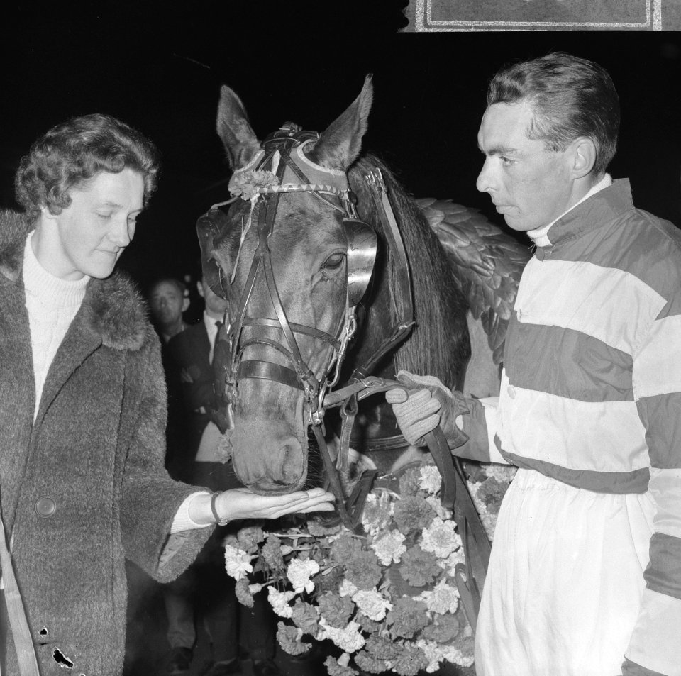 Jan Wagenaar jr. en echtgenote bij het paard, Bestanddeelnr 918-3333