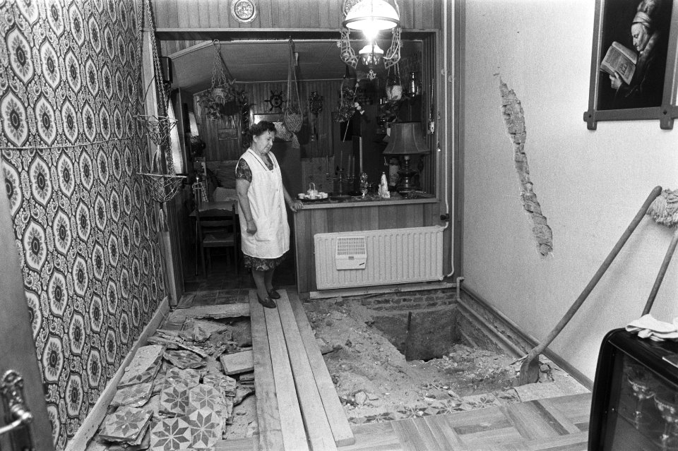 Grote schade door wolkbreuk in Zuid-Limburg (Valkenburg) vrouw in verzakte woon, Bestanddeelnr 932-2714