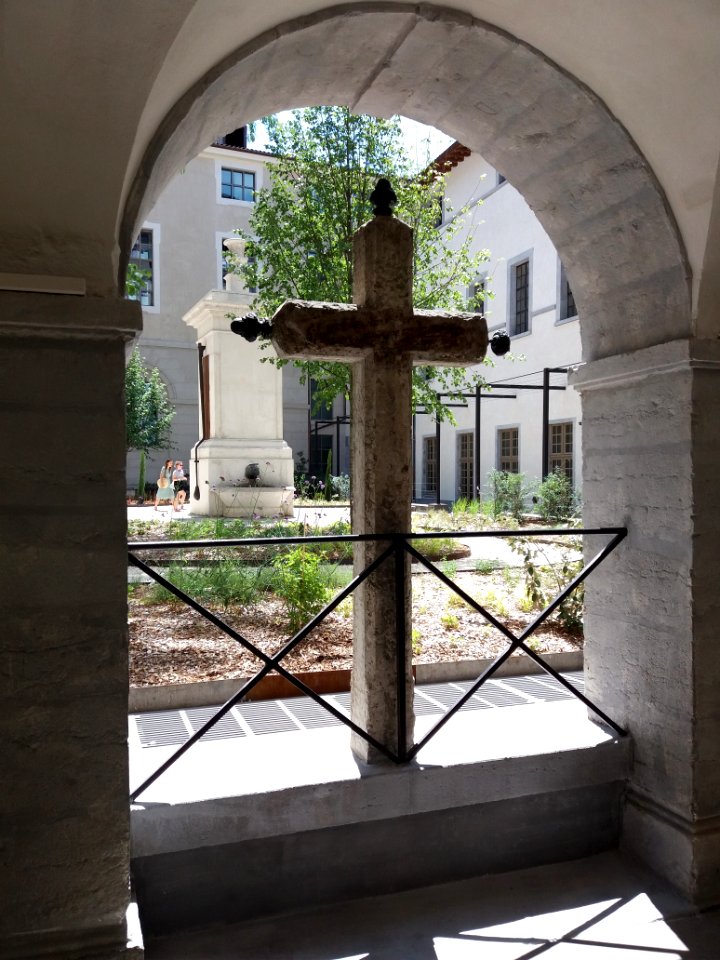 Hôtel-Dieu de Lyon - Cour Saint-Louis, croix depuis le couloir