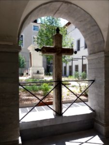 Hôtel-Dieu de Lyon - Cour Saint-Louis, croix depuis le couloir