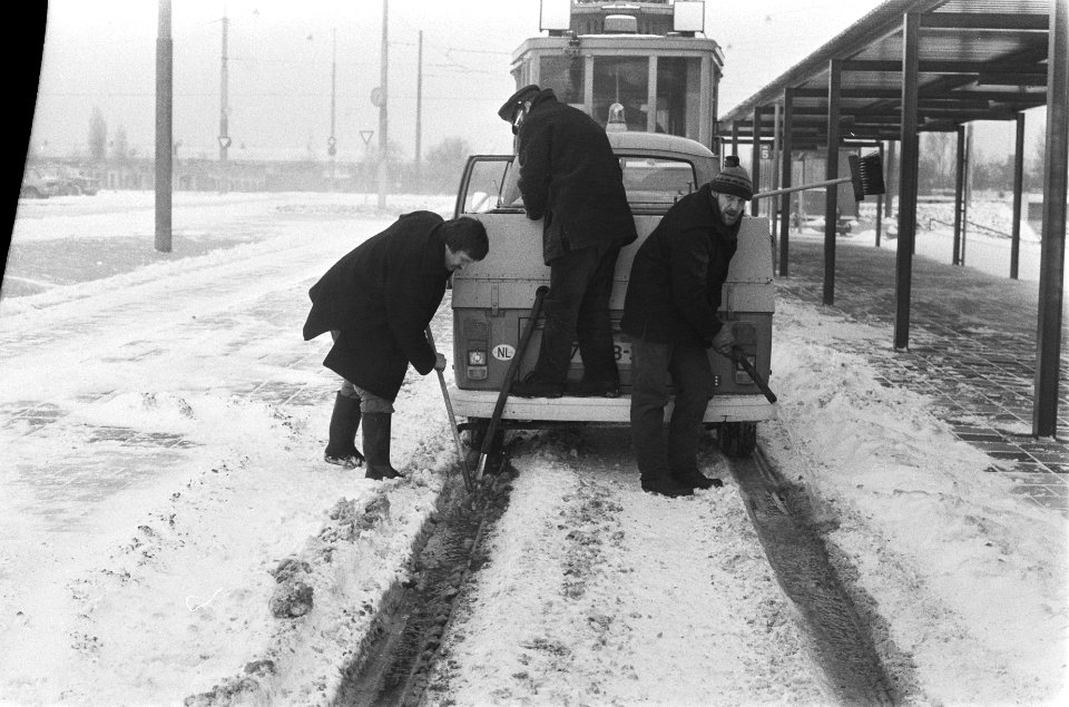 Grote sneeuwval maakt verkeer niet of nauweljks mogelijk sneeuwvrij maken tramr, Bestanddeelnr 930-1219