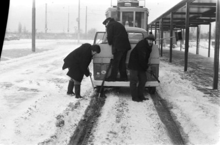 Grote sneeuwval maakt verkeer niet of nauweljks mogelijk sneeuwvrij maken tramr, Bestanddeelnr 930-1219