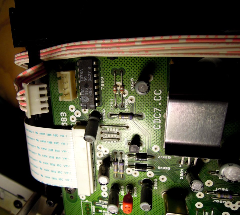 Grundig Performing Arts M 25 -- CDC7 Modul -abgezogene Pinleiste, die bildoberen beiden Pins treiben den Motor mit der Schneckenwelle, die indirekt das große, innliegende Kurvenrad des Wechslers dreht- April 2021