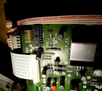 Grundig Performing Arts M 25 -- CDC7 Modul -abgezogene Pinleiste, die bildoberen beiden Pins treiben den Motor mit der Schneckenwelle, die indirekt das große, innliegende Kurvenrad des Wechslers dreht- April 2021