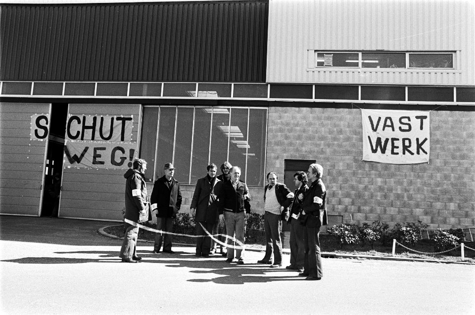 Grofsmederij in Zoeterwoude door personeel bezet personeel voor de poort, Bestanddeelnr 929-6602
