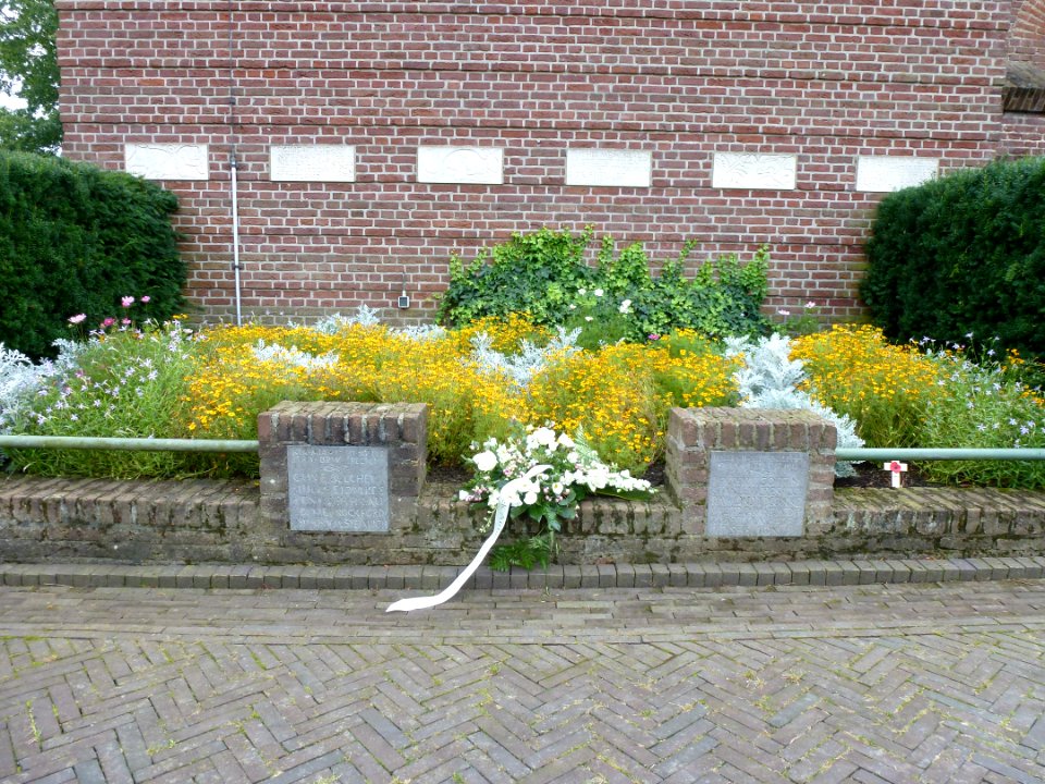 Groesbeek (NL) Breedeweg, oorlogsmonument bij kerk (01)