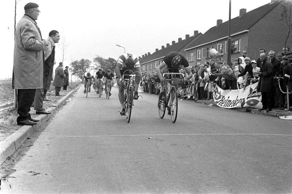 Haarlemmermeerronde finish. Links Leen de Groot (winnaar), rechts R. Cornelisse, Bestanddeelnr 921-3611