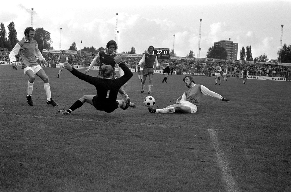Haarlem tegen PSV 2-0, spelmoment, links Willy van der Kerkhoff, Bestanddeelnr 926-7146