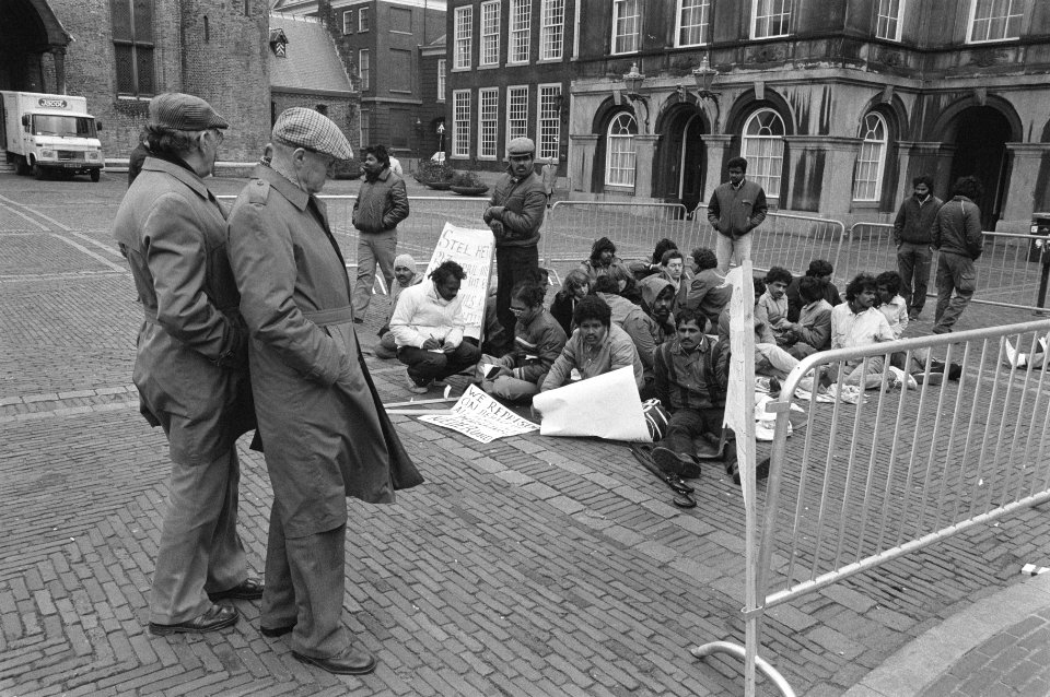 Groepje Tamils protesteert op Binnenhof om vluchtelingenstatus te verkrijgen, Bestanddeelnr 933-6322