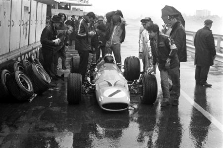 Grand Prix 68 Zandvoort . Denny Hulme tijdens een van de pits-stoppen, Bestanddeelnr 921-4584 photo